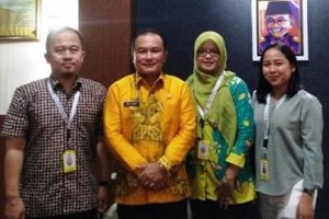 Sekda Kuningan berfoto bersama usai pertemuan.